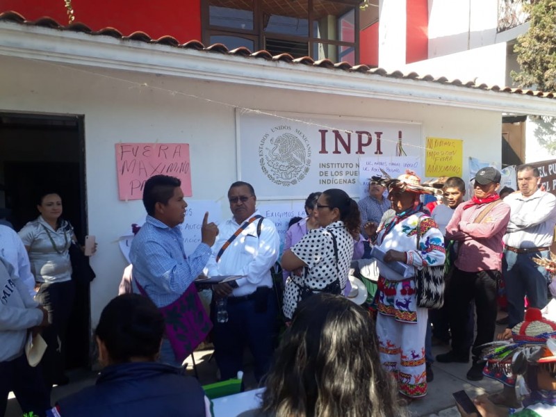Pueblo originarios toman instalaciones del INPI