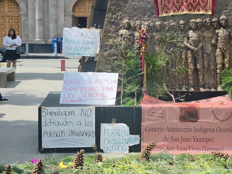 Pueblos originarios protestan en Toluca contra consulta del INPI