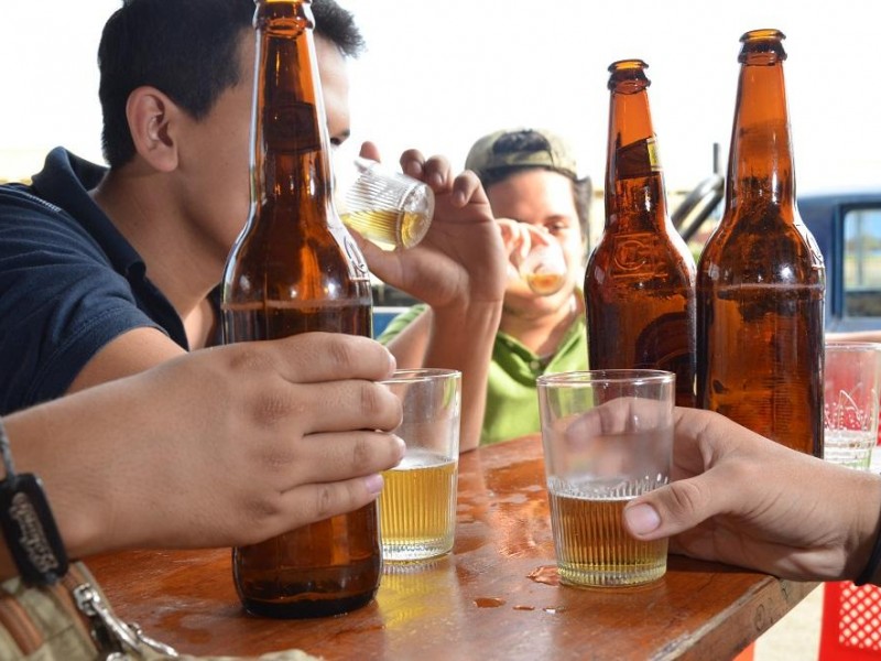 Pueden ser encarcelados quienes vendan bebidas alcohólicas a menores