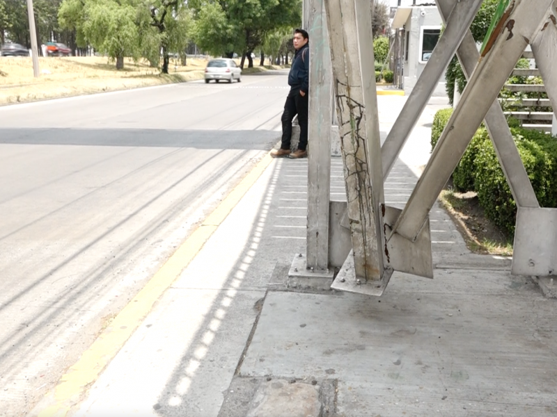 Puente con mala infraestructura sobre paseo Tollocan, en Toluca