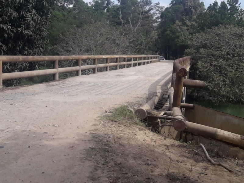 Puente  a punto de colapsar