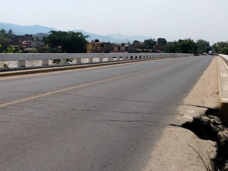 Puente de Petatlán presenta daños; habitantes temen que colapse