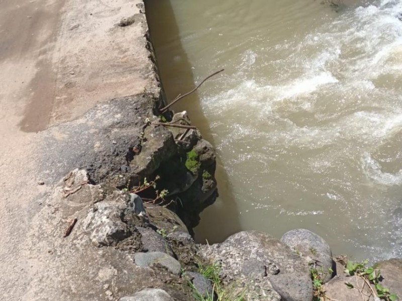 Puente en riesgo por formación de socavón en Tapachula