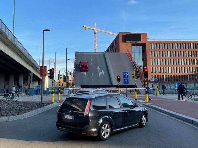 Puente levadizo se abre mientras un auto transitaba sobre él