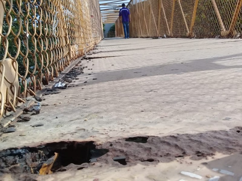 Puente peatonal en la Veracruz-Xalapa en malas condiciones