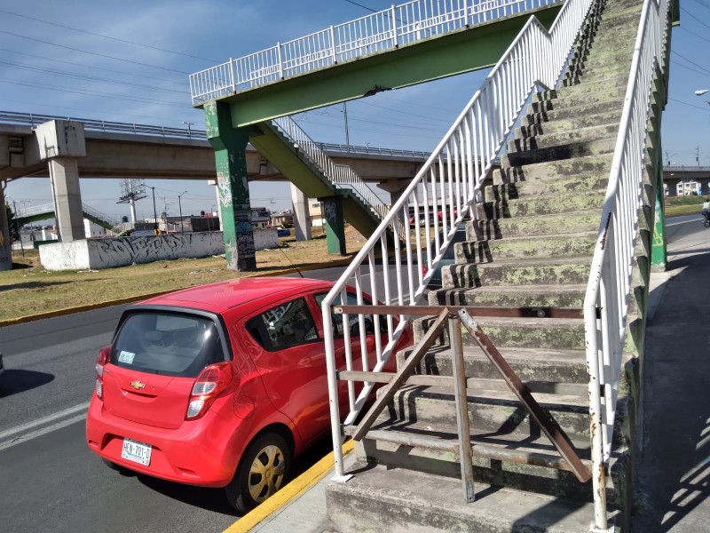 Puente peatonal fuera de servicio en avenida las Torres