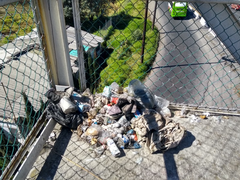 ¿Puente peatonal o basurero?