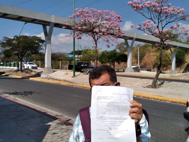 Puente peatonal quedó inconcluso, transeúntes exponen su vida al cruzar