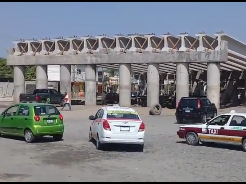 Puente Vehicular Amapolas con atraso por lluvia