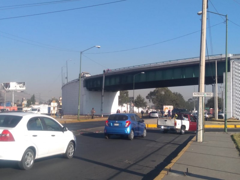 Puente vehicular es un peligro en Toluca