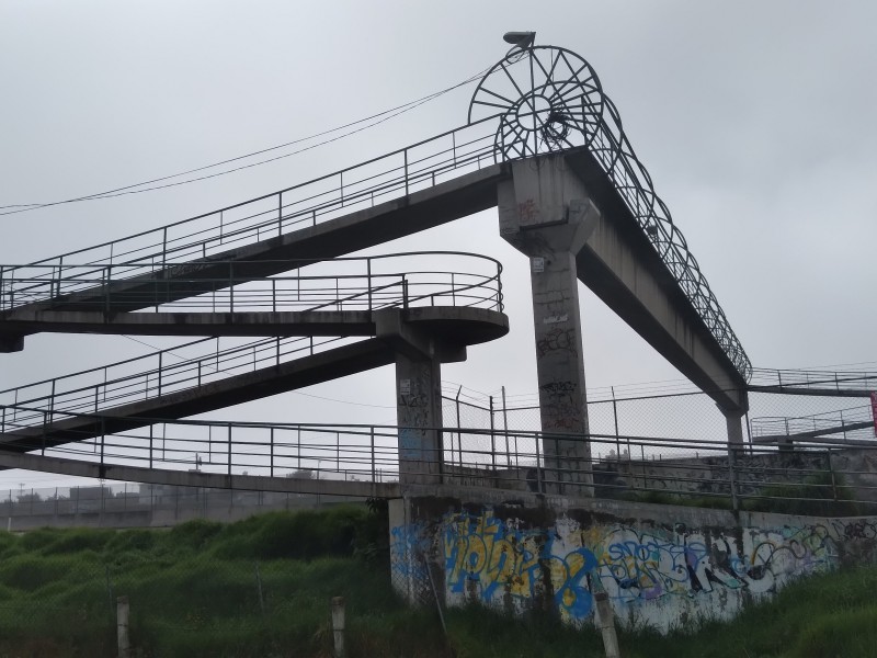 Puentes peatonales sin alumbrado público en Toluca