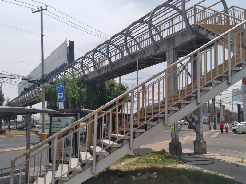 Puentes peatonales sin seguridad en Metepec