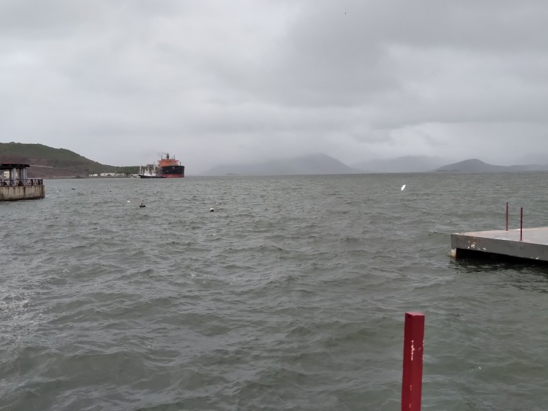 Puerto de Topolobampo continúa cerrado a la navegación