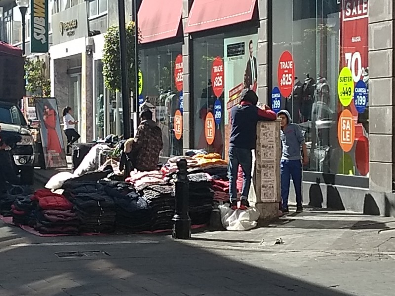 Puesto ambulante se adueña de calle en Toluca