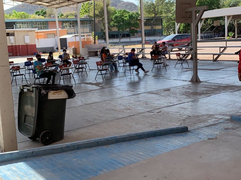 Punto de vacunación Primaria Luis G Dávila en Guaymas