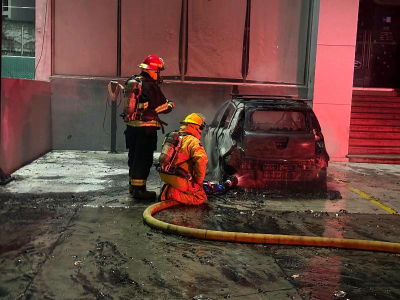 Pérdida total tras incendio de auto eléctrico en tercer anillo periférico