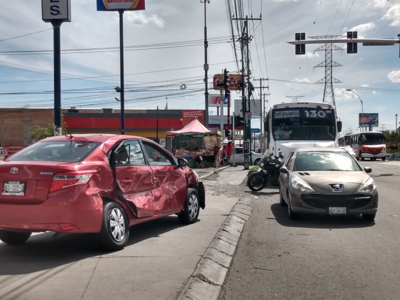 Qrobus impacta a Uber que se pasó semáforo