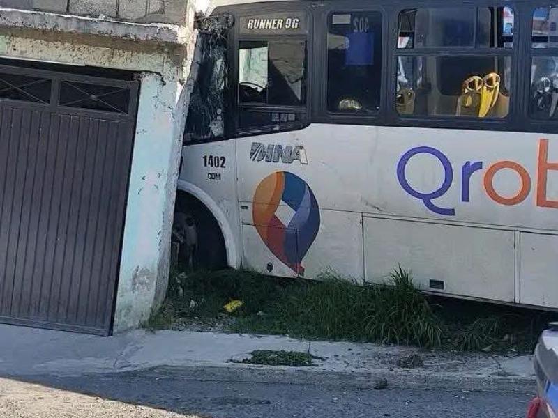 Qrobús choca contra vivienda en La Negreta