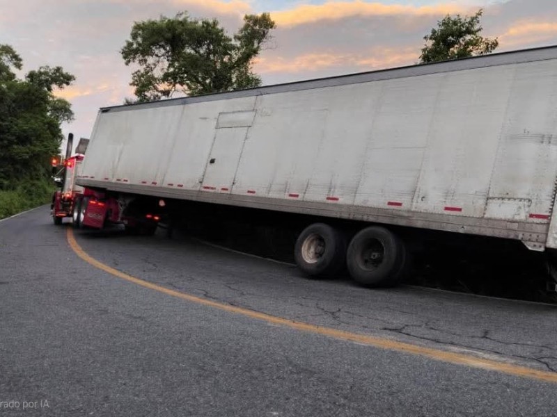 Queda atravesado tráiler en La Barrita, Petatlán