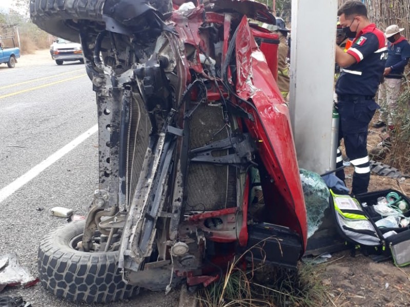 Queda prensada una persona por accidente carretero en Pantla