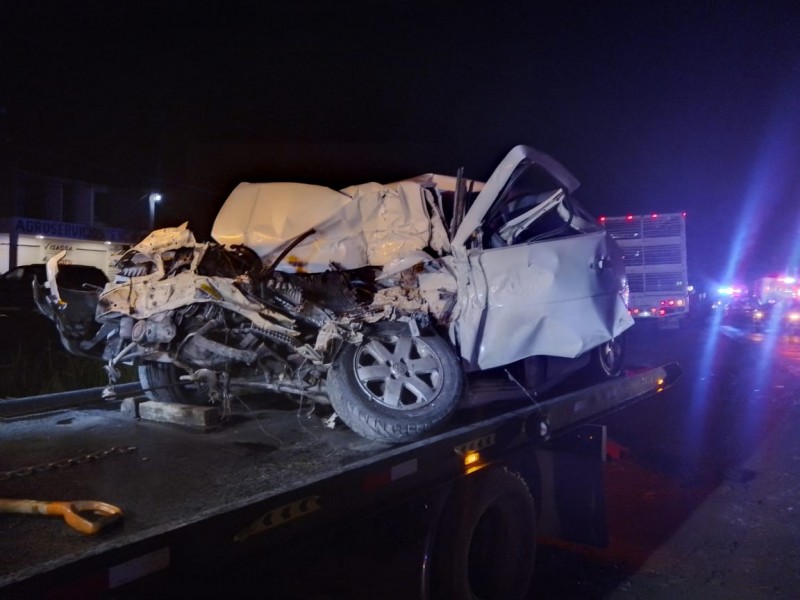 Queda prensado en su auto y muere conductor
