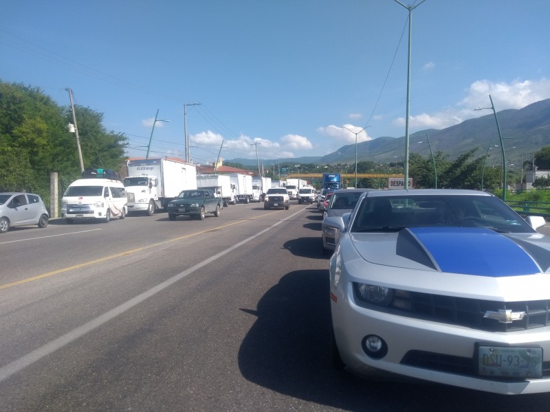 Quedan varados ante bloqueos carreteros