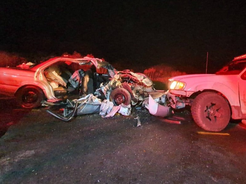 Quedó prensado en choque de frente; se reporta grave