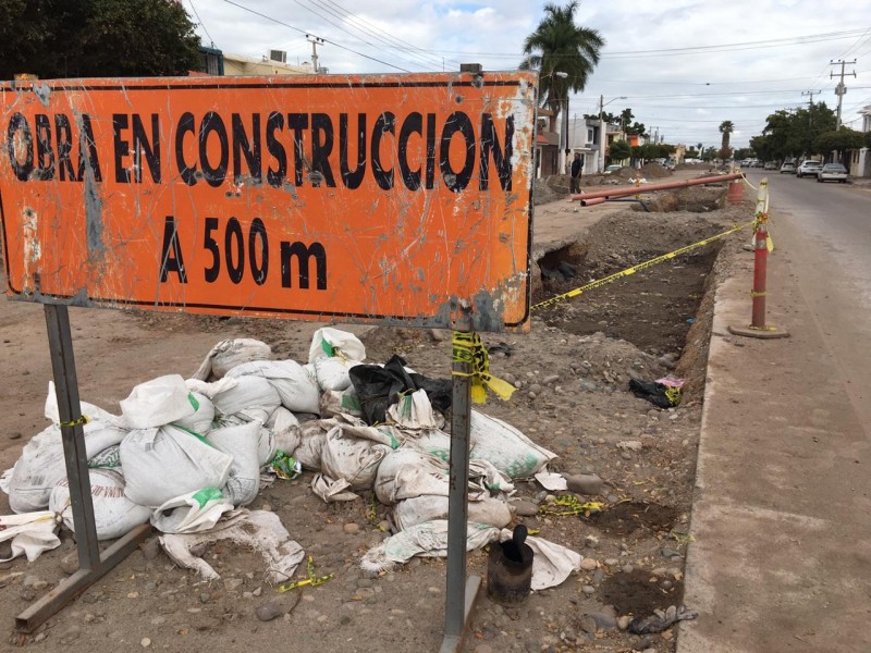 Quejas por lentitud de obra en Infonavit Macapule