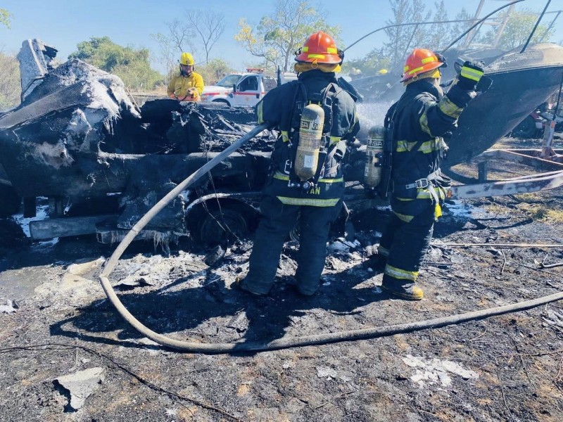 Quema de basura causa incendio de embarcación en El Chanal