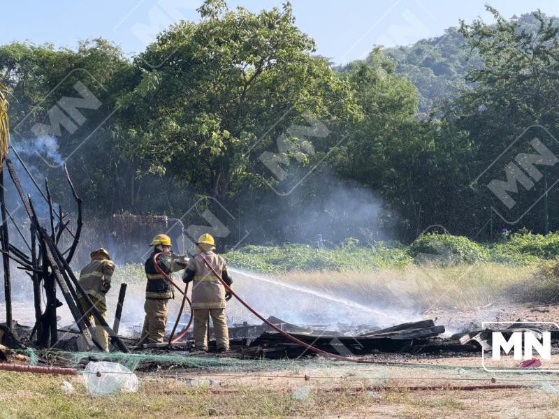 Quema de basura provoca incendio en Las Salinas de Zihuatanejo