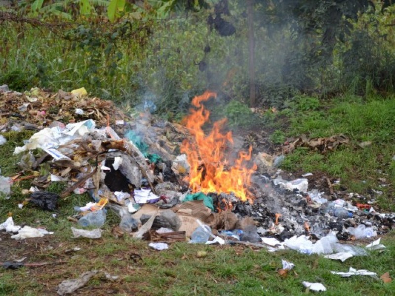 Sin controlar quema de basura en Salina Cruz