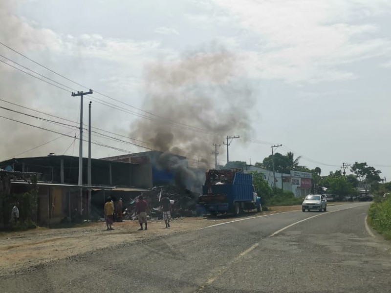 Quema de chatarra sale de control en San José Ixtapa