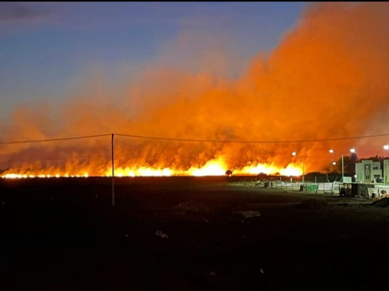 Quema de gavilla imparable en el valle del Yaqui