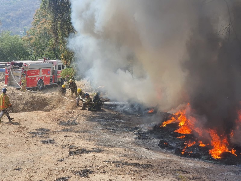 Quema de llantas moviliza a Bomberos