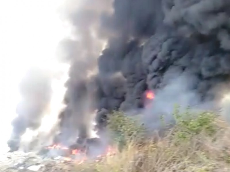 Quema de llantas provoca incendio de pastizal en km 13.5