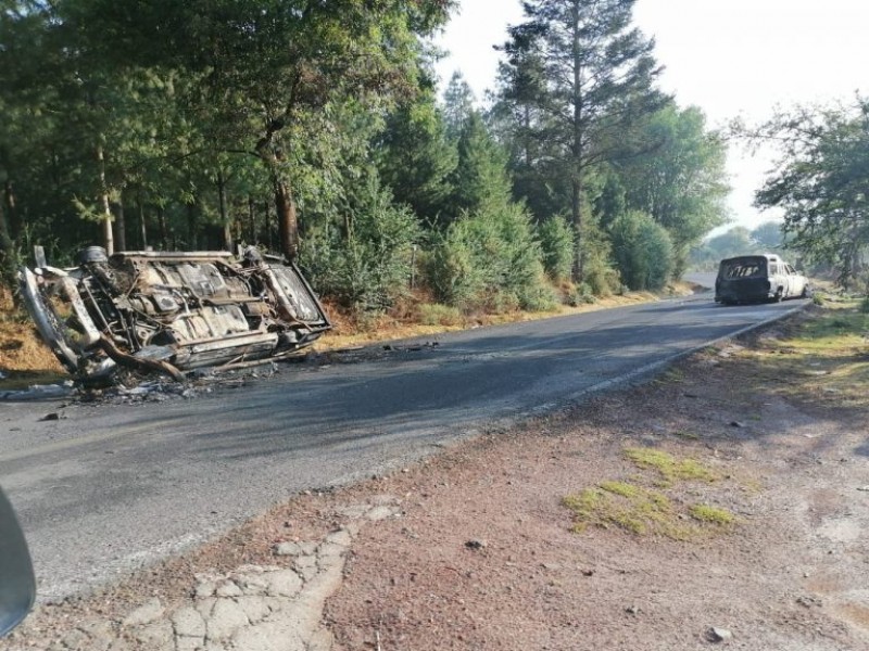 Quema de vehículos por lucha entre carteles en Zinapécuaro