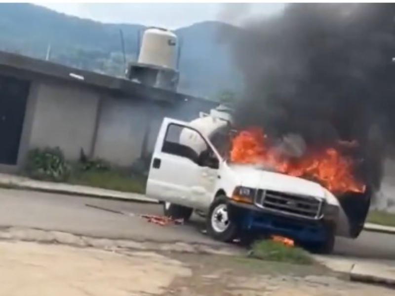 Criminales queman vehículos en carretera Erongarícuaro a Pátzcuaro