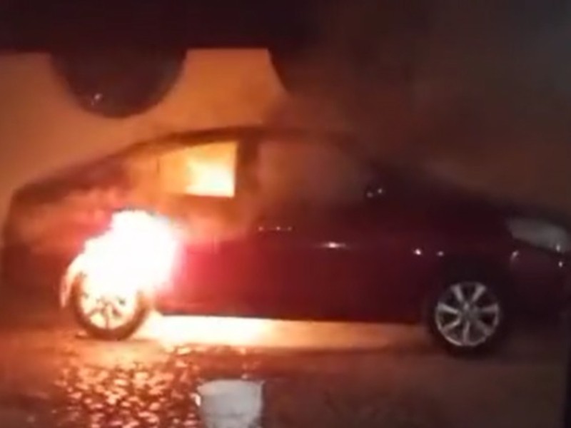 Queman auto de mujer de tercera edad en Rancho Blanco
