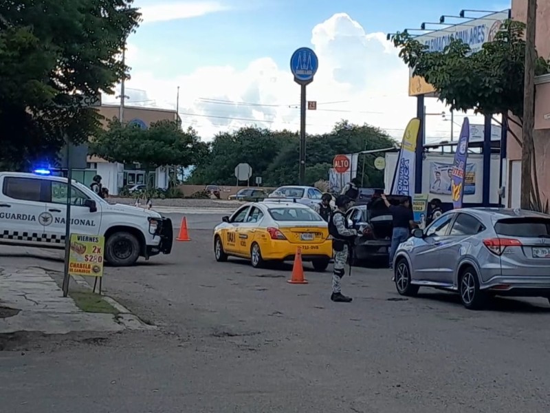 Queman auto en colonia San José; Guardia Nacional paraliza calles por operativo