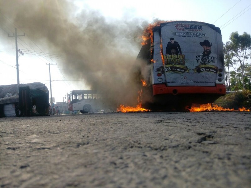 Queman autobuses como protesta en Otzolotepc