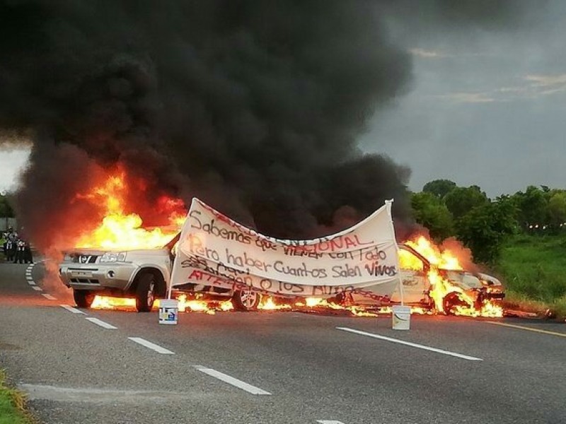 Queman autos; con narcomanta amenazan a Guardia Nacional