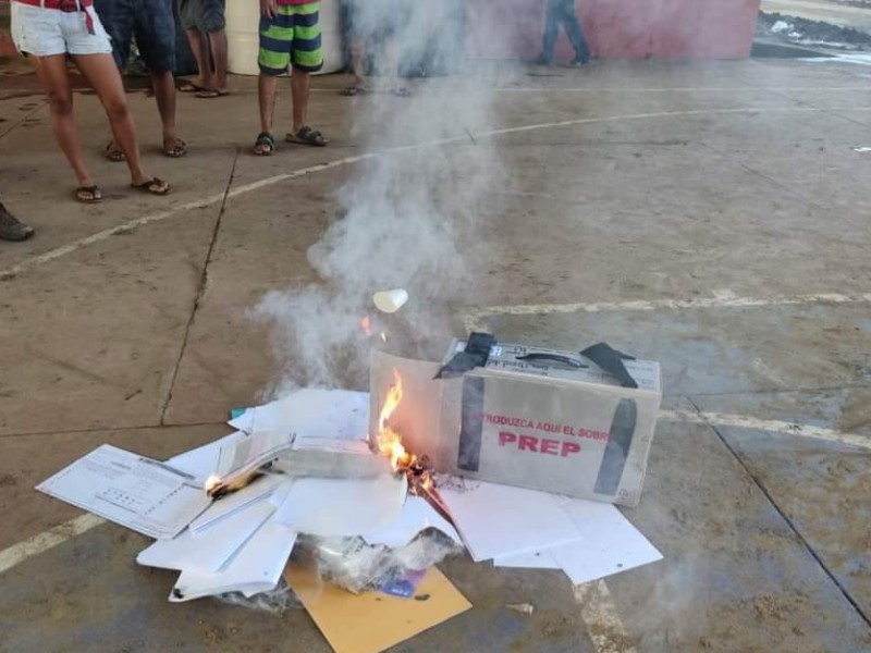 Queman boletas electorales en San Juan Guichicovi