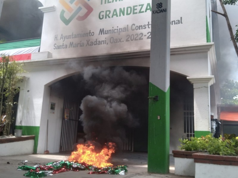 Queman llantas en Palacio Municipal de Xadani, con alcalde retenido