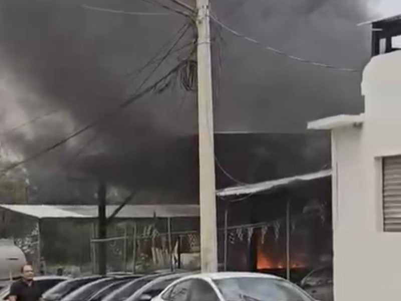 Queman lote de autos y acribillan a 4 en Monterrey
