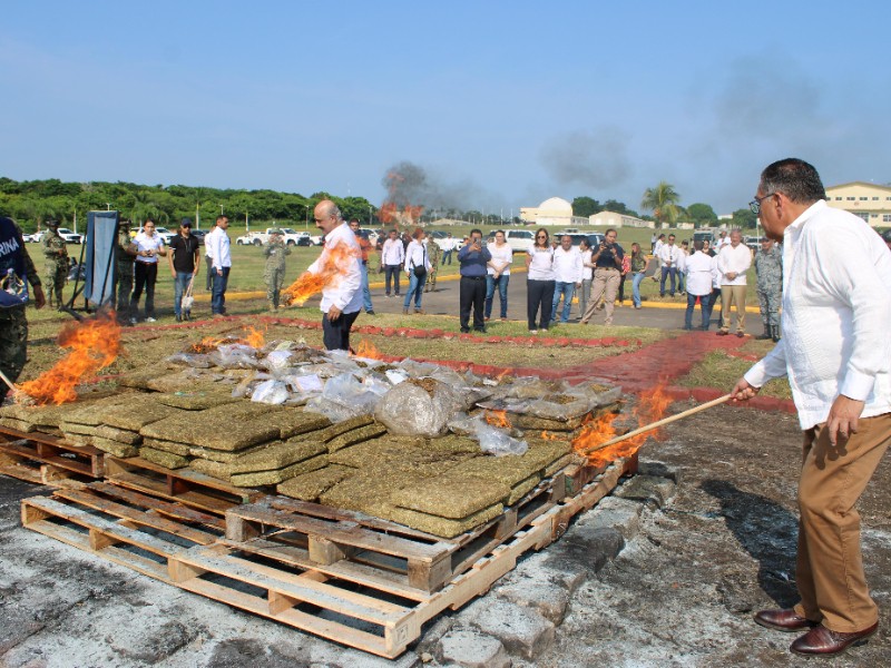 Queman más de 300 kilos de droga en Veracruz