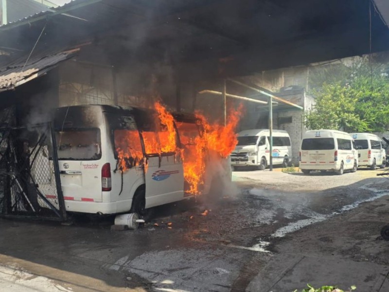Queman otra Urvan más en Chilpancingo; suman cuatro unidades