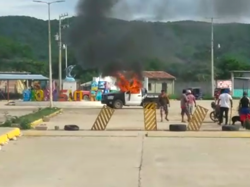 Queman patrulla en San Dionisio del Mar, Oaxaca