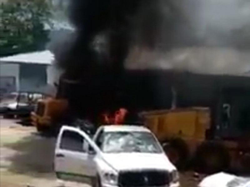 Queman patrullas en Altamirano por conflicto de transportistas
