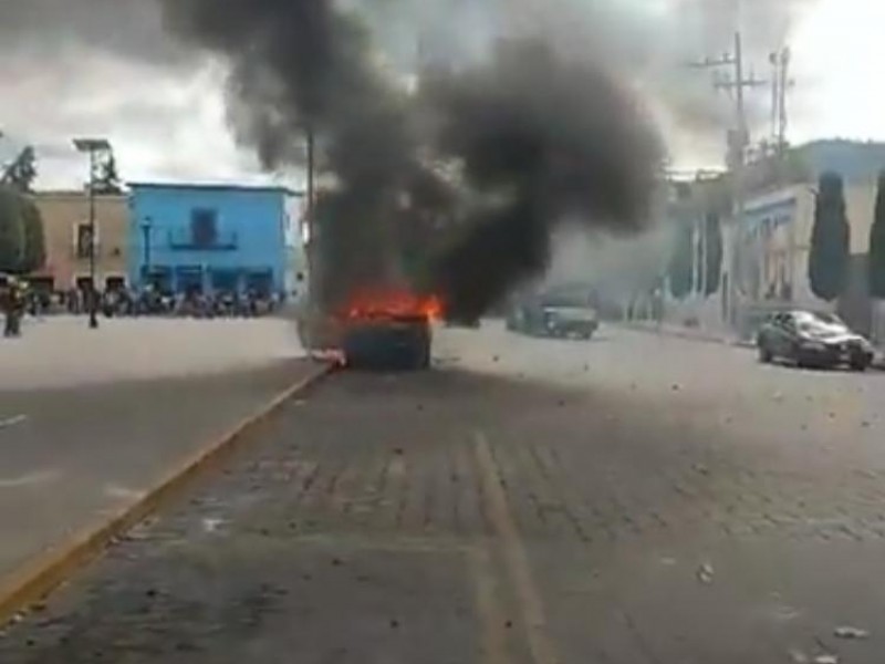 Queman patrullas exigiendo destitución de edil en Amozoc