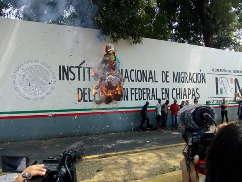 Queman piñatas en protesta por cierre de INM